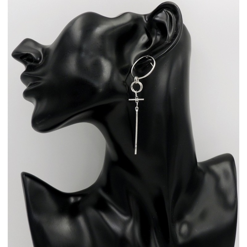Boucles d'oreilles version créoles en métal argenté avec tige pendante